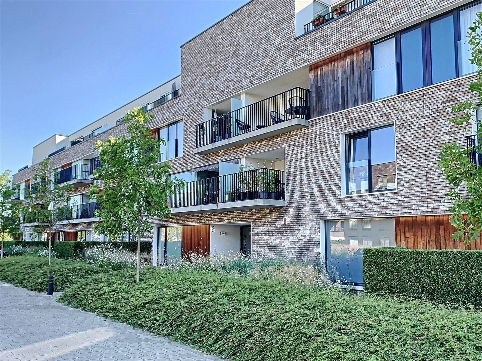 Bij de Fooz bundelen we jarenlange ervaring in alle takken van de vastgoedsector. Wat je ook zoekt, wij staan klaar met persoonlijk advies én de kracht van ons hele team. Je vaste contactpersoon wordt ondersteund door gedreven makelaars die hun kennis, netwerk en marktinzicht inzetten voor jouw dossier. Met professionele foto’s, regelmatige rapportering en een ruim klantenbestand zorgen we voor een aanpak op maat van jouw wensen.